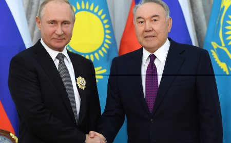 Назарбаев Путинді жағалады
