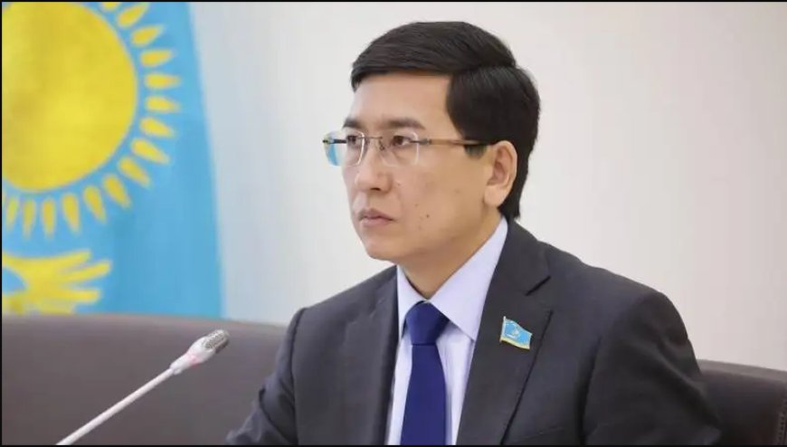 Аймағамбетов түнгі клубқа барамын деп жұмыстан қуылған мұғалімдерге араша түсті