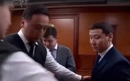 «Әкімнің бастамасы болуы мүмкін»: Антикор Шымкентте жиналыс үстінде ұсталған шенеунікке қатысты пікір білдірді
