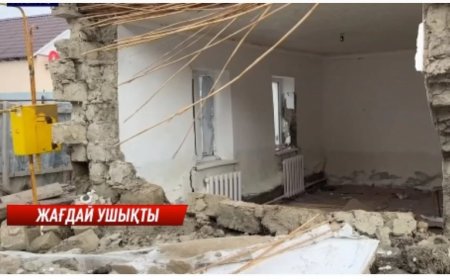 Атырауда көшелерді су басып, үйлердің қабырғасы опырылып жатыр