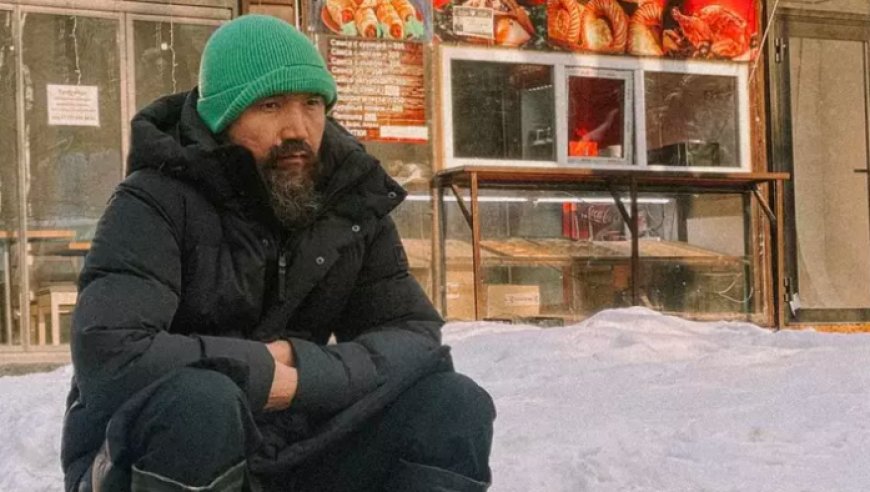 Белгілі әншінің көшеде қайыр сұрап отырған фотосы тарады