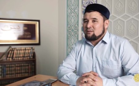«Әйелдің дене мүшесін сындырып қоймайтындай деңгейде нұқып алу керек»: Имамның сөзі көпті шамдандырды (ВИДЕО)
