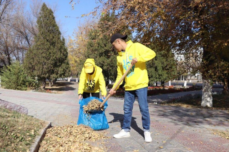 «Көше сыпырып, ақша ұт». Астана әкімдігі көше қазып, үш жерге 150 мың теңге жасырып қойды