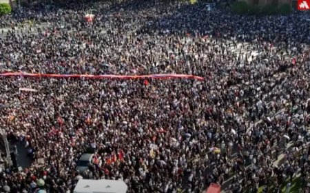 Армениядағы митинг: КАМАЗ наразылық білдірушілерді басып кетті