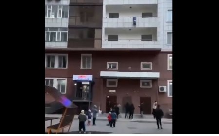 Астанада мектеп оқушысы балконда ілініп тұрған 5 жасар баланы аман алып қалды
