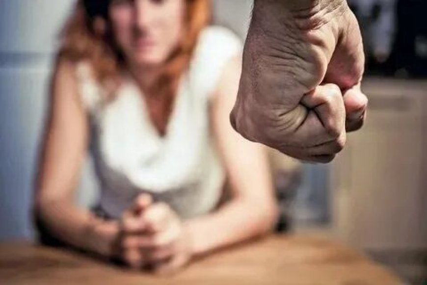 Алматыда ер адам бұрынғы әйелін тепкілеп жатқанда қасында екі жігіт қарап тұрған (ВИДЕО)