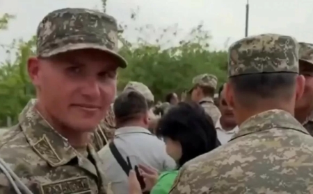 «Жүрегі жылап тұр»: Желіде әскердегі ант қабылдауға анасы келе алмаған сарбаздың бейнежазбасы тарады