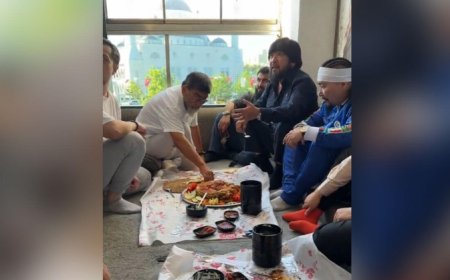 «Бауырым, табақ әкеліп бересің бе?»: Желіде Бекболаттың жерде тамақтанып отырған ВИДЕО-сы тарады