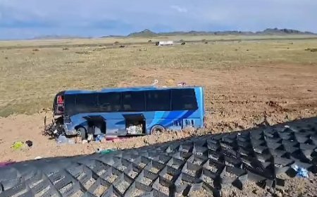«Бес адам қаза тауып, 11-і зардап шекті»: Қарағанды облысында автобус пен минивэн соқтығысты