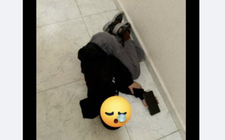 «Қонақ» келгенде анасы үйге кіргізбейді: Желіде подъезде түнеп жүрген баланың суреті тарады