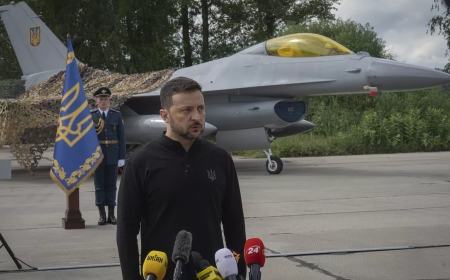 Зеленский Украина әуе күштеріне қосылған F-16 жойғыш ұшақтарын көрсетті