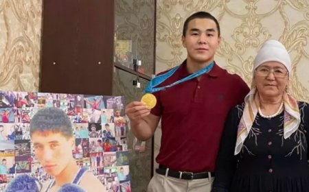 «Анасынан бата алдым»: Мұхаммедсабыр Базарбайұлы Саттархановтың шаңырағына барды