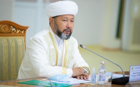 «Намаз оқитын қыз бала орамалмен жүргісі келеді. Оның құқығы неге шектелуі керек?» - бас мүфти