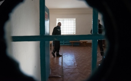 «Көзін ағызып жіберген»: Павлодарда тергеу изоляторында отырған күдікті өзіне қол жұмсады