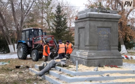 Павлодарлықтар құлатуға қимай жүрген Ленин ескерткішін боран қиратып кетті