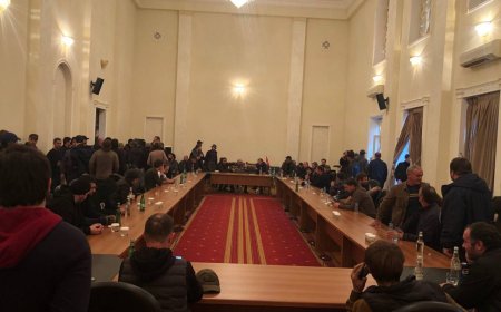 Дербестіктен айырыламыз: Абхазияда жаппай наразылық күшейді