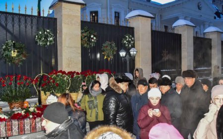 Казахстанцы несут цветы к посольству Азербайджана в Астане