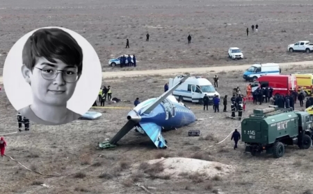 «Жалғыз өзі болған»: Ақтаудағы ұшақ апатынан көз жұмған бала жаңа жылға анасына бара жатқан