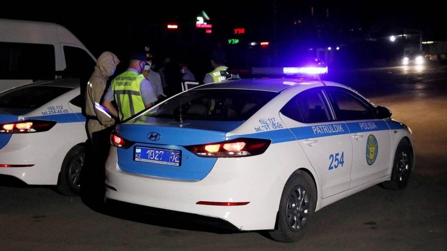 В Алматы подсудимый сбежал из машины конвойной службы: полиция объявила розыск