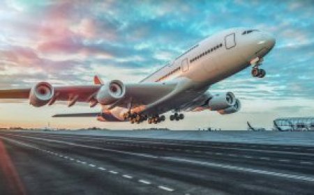 Пассажиры United Airlines засняли огонь на крыле самолёта перед взлётом в США