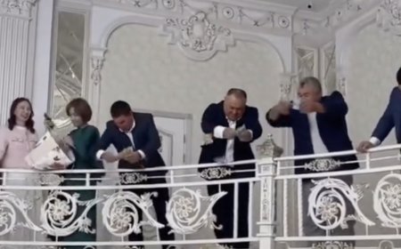«Өз еңбегімен тапса, лақтырмас еді»: Тойда ақшаны жаңбырша жаудырғандар жұрттың ашуына тиді (ВИДЕО)