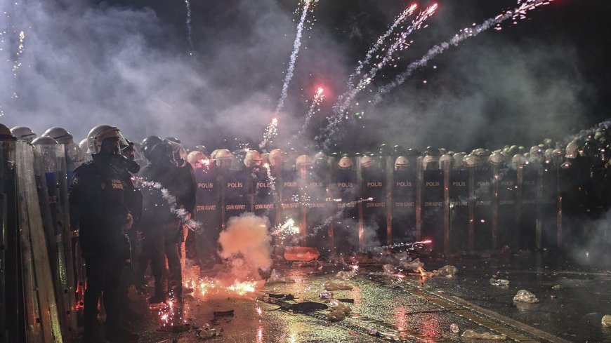 Более 1100 задержанных и десятки раненых: протесты в Стамбуле не утихают после ареста мэра