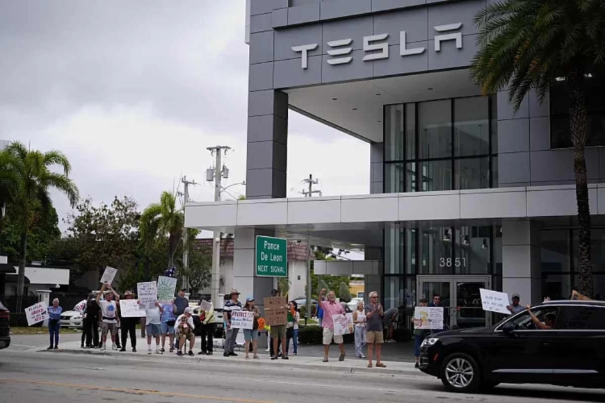 АҚШ пен Еуропадағы Tesla салондарының маңында Илон Маскқа қарсы наразылық акциялары өтті