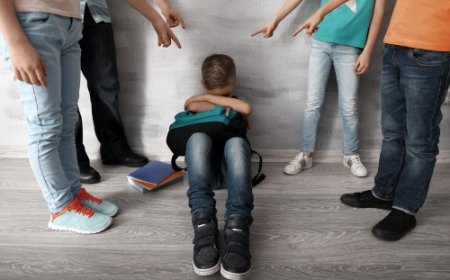 Жаңаөзенде шетелге оқуға түскен жасөспірімді сыныптастары қызғаныштан соққыға жыққан