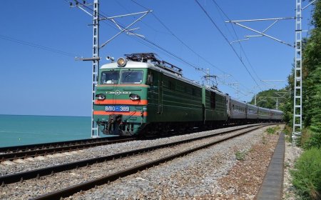 В Костанайской области водитель трактора погиб при столкновении с поездом