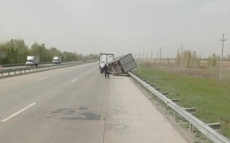 Ақмола облысында қатты желден жүк көлігі аударылып қалды
