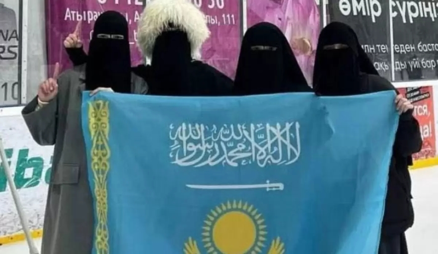 Арабша жазуы бар ту ұстап суретке түскендерге сот үкімі шықты