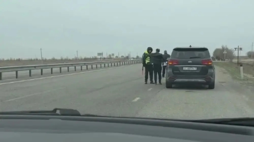 Полицейские, вымогавшие 200 тысяч тенге у иностранцев, уволены