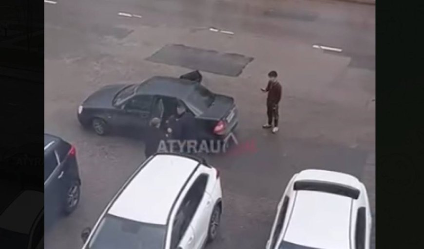 Похищение среди бела дня в Атырау: двое мужчин силой затолкали молодого парня в машину