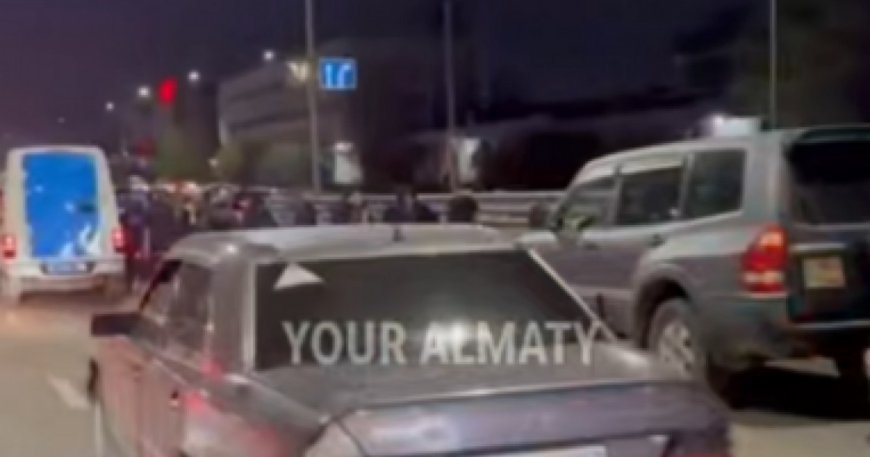 Екі адам қаза тапты: Алматыда мотоцикл жүргізушісі жолдағы жұмысшыларды қағып кетті
