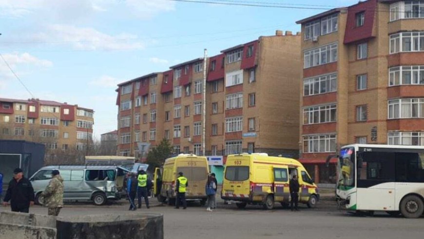 В Косшы микроавтобус с детьми врезался в остановку после столкновения: семеро госпитализированы