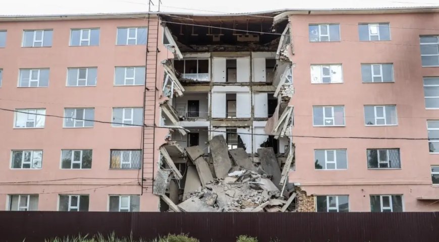 Атырауда университеттің жатақханасы опырылып құлап түсті