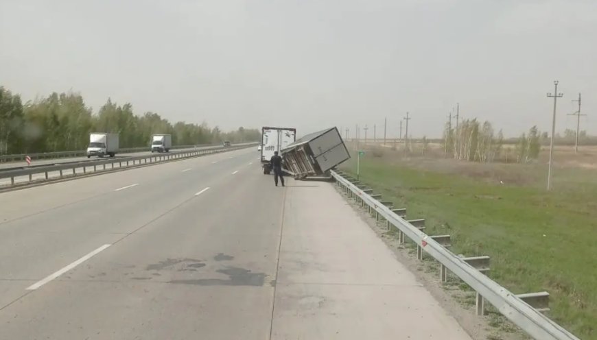 Ақмола облысында қатты желден жүк көлігі аударылып қалды
