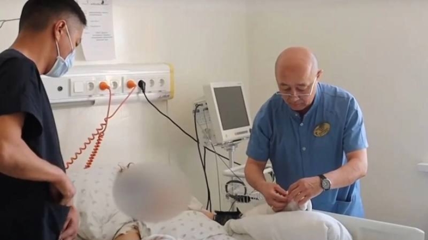 «Саусақтарын қайта тігіп бердік»: Күйеуі балталап тастаған әйелдің жағдайы белгілі болды
