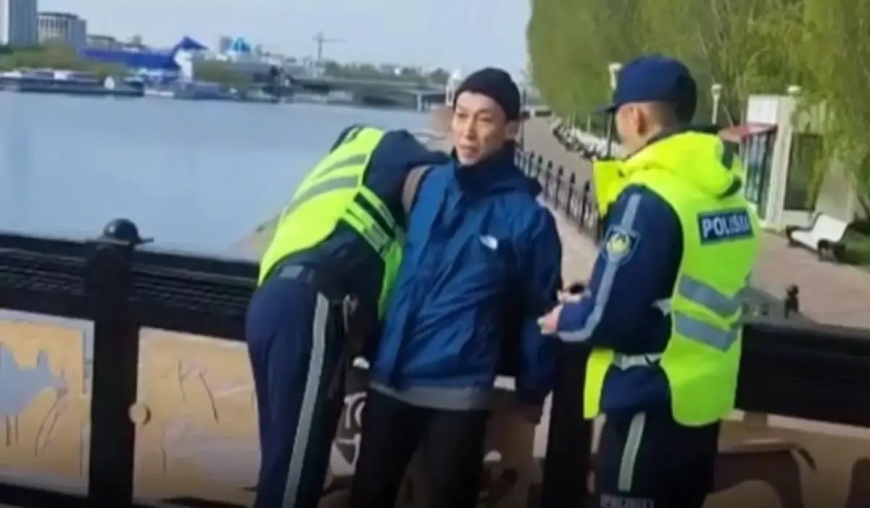 «Заңға сай әрекет етті»: Астана полициясы велосипедшіге күш көрсетіп тұтқынға алған қызметкерлерін ақтап алды