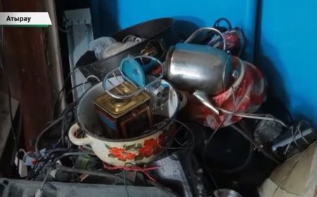 «Мәйіт үш ай жатқан»: Атырауда пәтеріне жылдар бойы қоқыс жинаған зейнеткер көз жұмды (ВИДЕО)