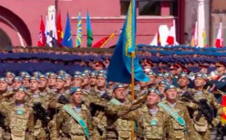 Казахстанские десантники прошли по Красной площади в честь 80-летия Победы
