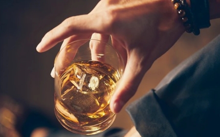 Алкогольге құмарлықты азайтудың күтпеген тәсілі анықталды