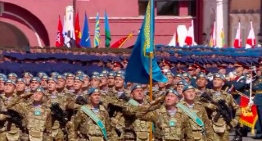 Казахстанские десантники прошли по Красной площади в честь 80-летия Победы