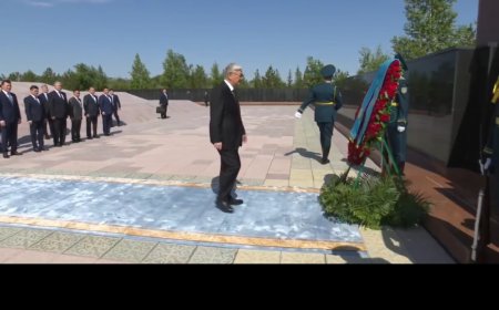 Президент Токаев возжолил цветы в память жертв политических репрессий и голода