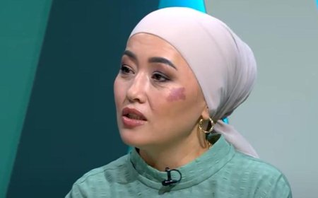 «Иіскеуім керек, алдыма отыр»: Белгілі әнші бастығынан қысым көргенін мәлімдеді