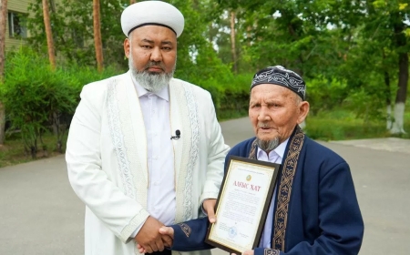 10 жыл жинаған ақшасын қайырымдылыққа берген атаға ҚМДБ қажылыққа жолдама сыйлады