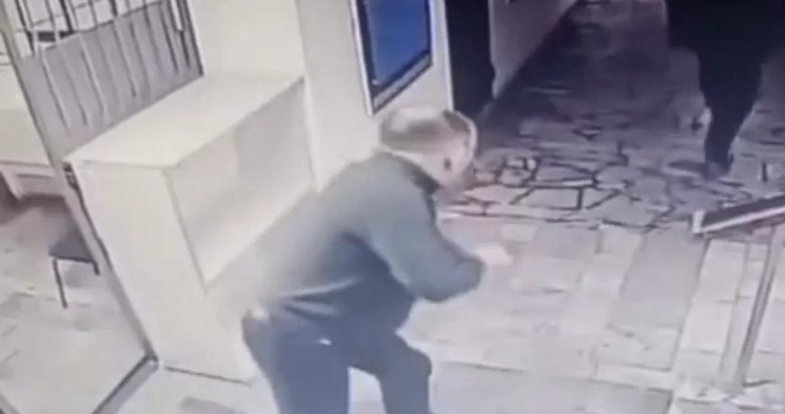 Қызметкерлерін рогаткамен атқан полиция басшысы қызметінен қуылды