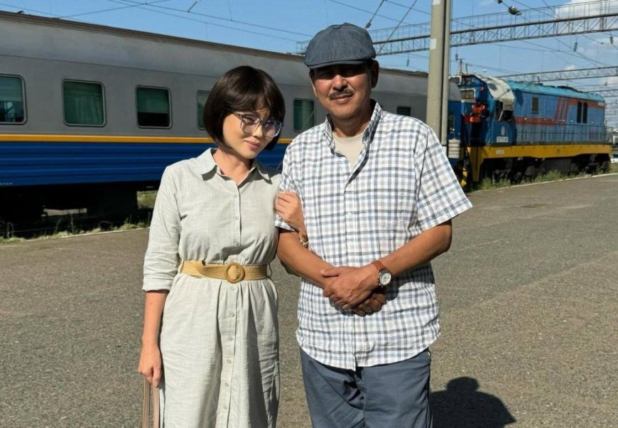 «Өмір қызық»: Баян Алагөзова бөтен еркекпен көзге түсті