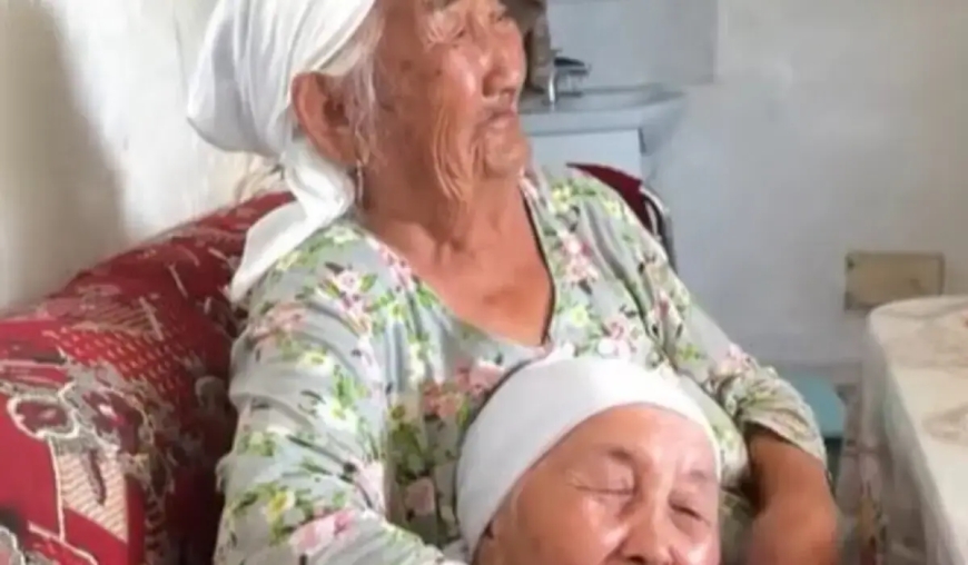 Жылап көріскен апалы-сіңілі қариялар елдің жүрегін елжіретті (ВИДЕО)