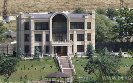 Қырғызстанның экс-президенті Алмазбек Атамбаевтың үйіне полиция басып кірді (ВИДЕО)
